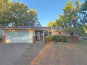 Building Photo - 2737 S Weaver Ave
