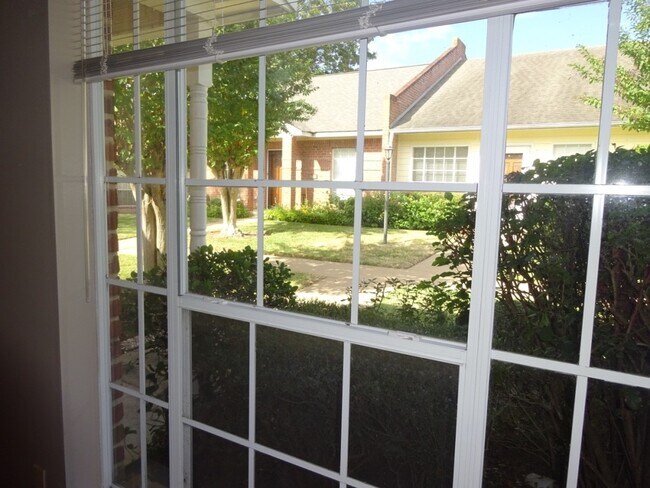 Foto del edificio - 2420 Stone Hollow Dr