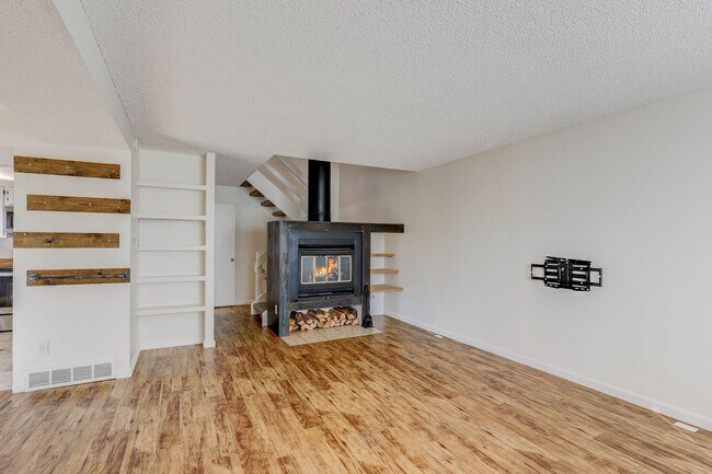 Building Photo - 3bd 2.5 bath Townhome for Rent, also on market for sale