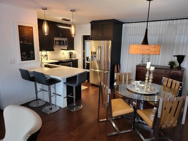 Foto del edificio - 651 Pine Dr