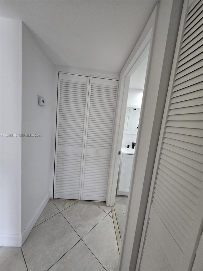 Foto del edificio - 3500 Whitehall Dr