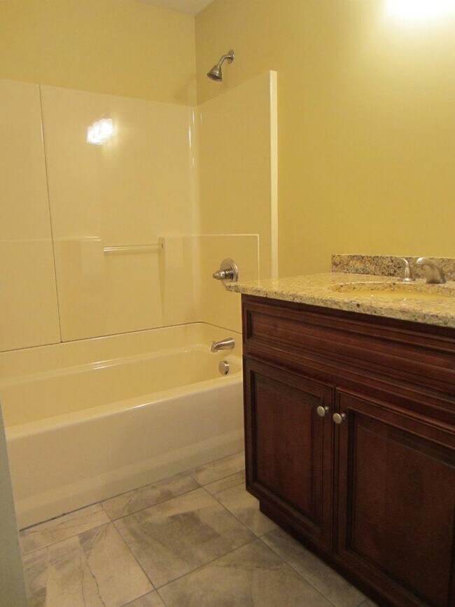 Baño: bañera/ducha combinada, encimera de granito, suelo de baldosas. - 7355 N HWY 27