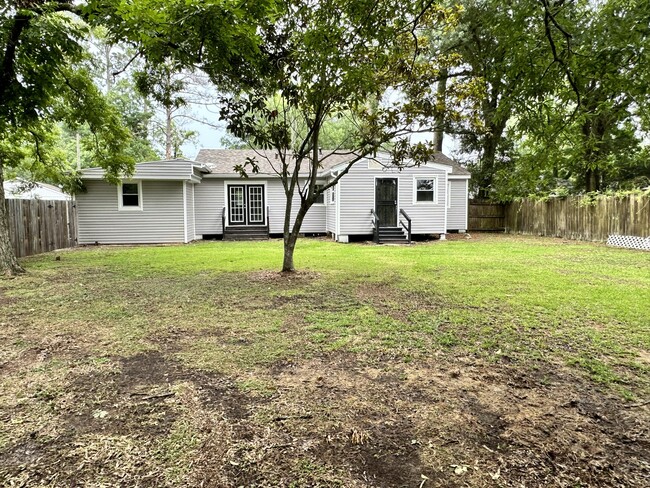 Building Photo - 105 Rosewood Cir