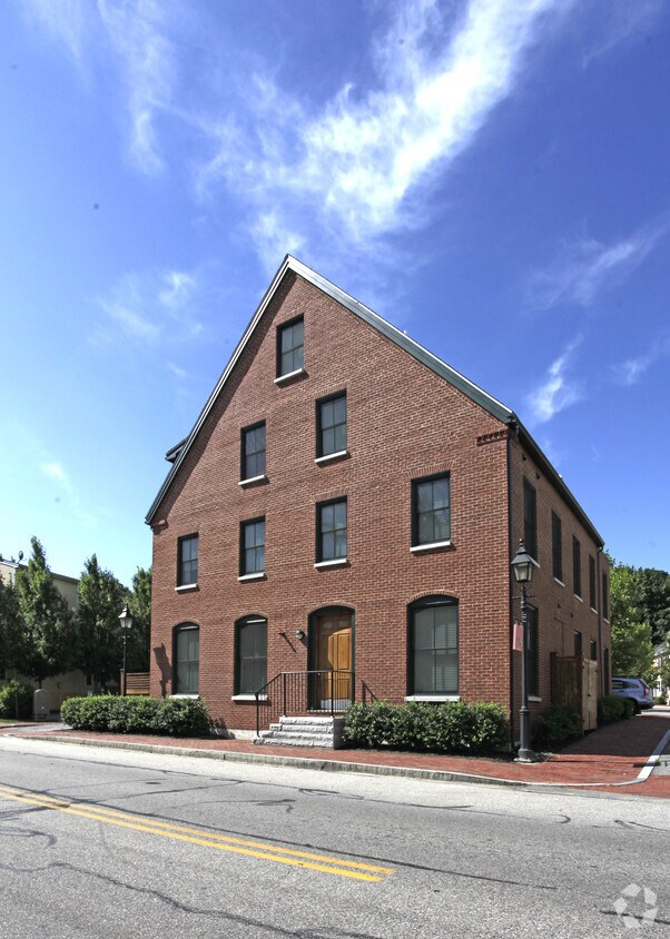 129 Merrimac St, Newburyport, MA 01950 Apartments in Newburyport, MA