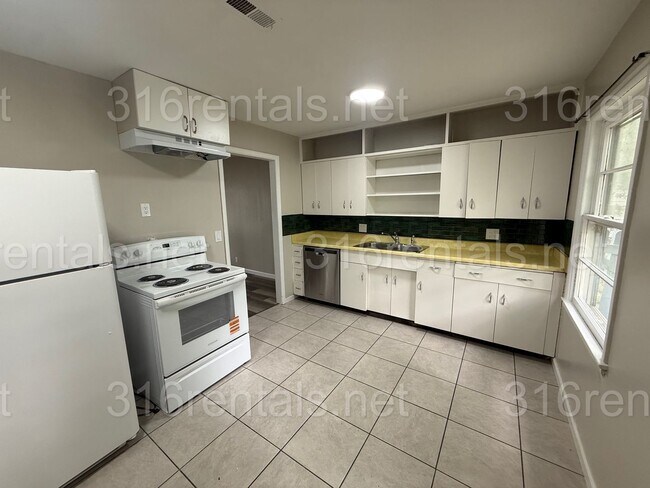 Foto del edificio - $1200 - 4 bedroom / 2 bathroom - Single Family Home