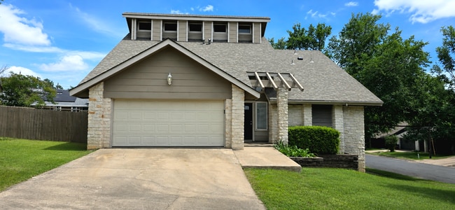 Building Photo - 1701 Brokenshoe Dr