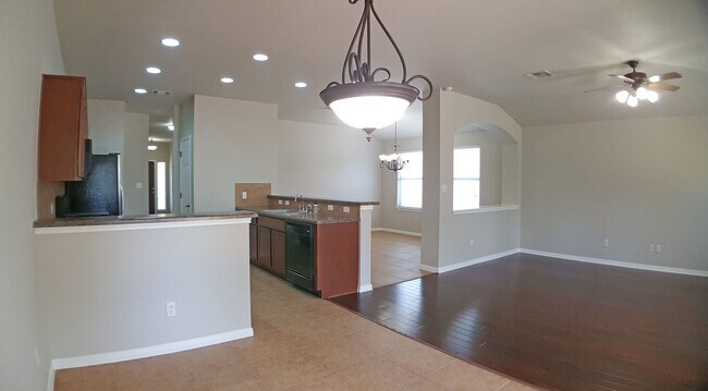Foto del edificio - Cozy 3 bedroom, 2 bathroom single story in...