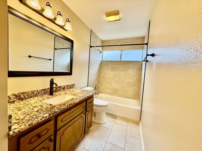 Building Photo - Great home available Now