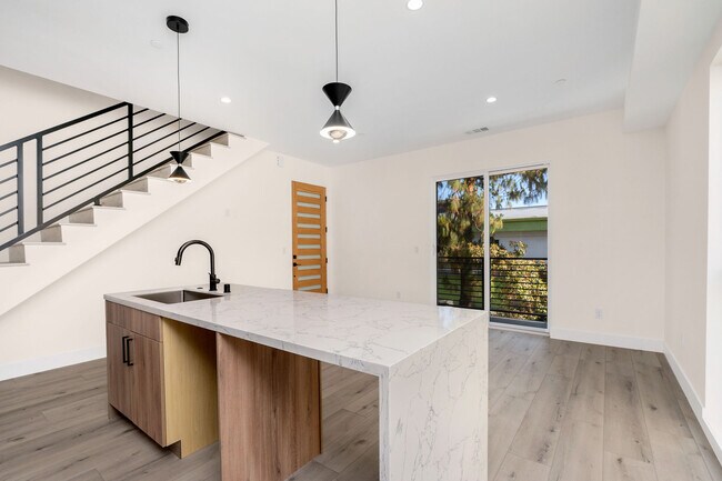 Foto del edificio - 15330 Weddington St