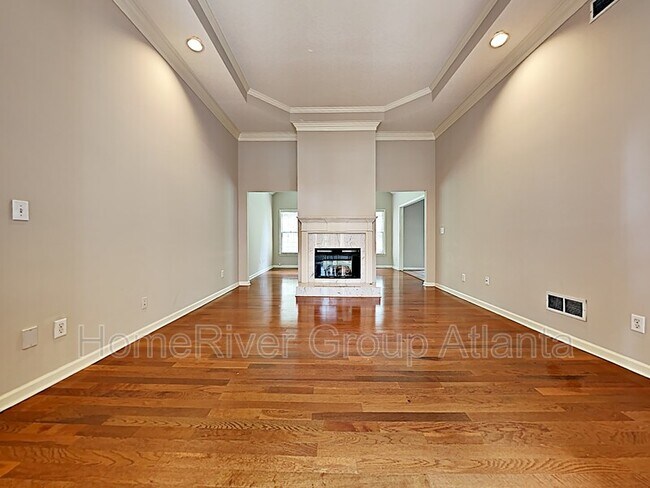 Building Photo - 709 Deerwood Dr