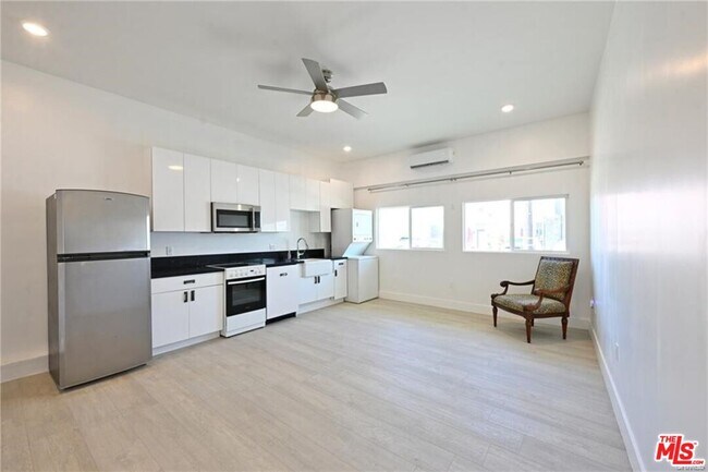 Foto del edificio - 7929 Blackburn Ave