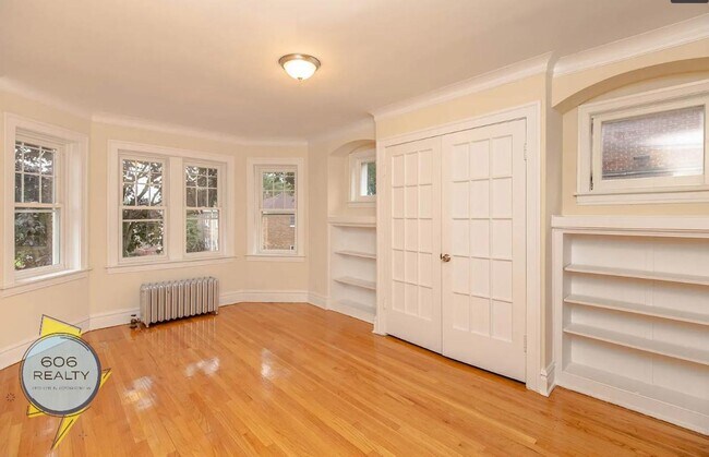 Building Photo - Beautiful Berwyn Apartments on Kenilworth