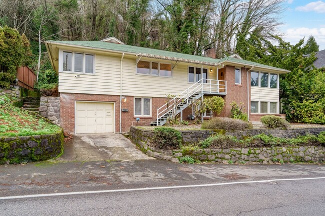 Building Photo - Charming 1940's Home with Stunning Mt. Hoo...