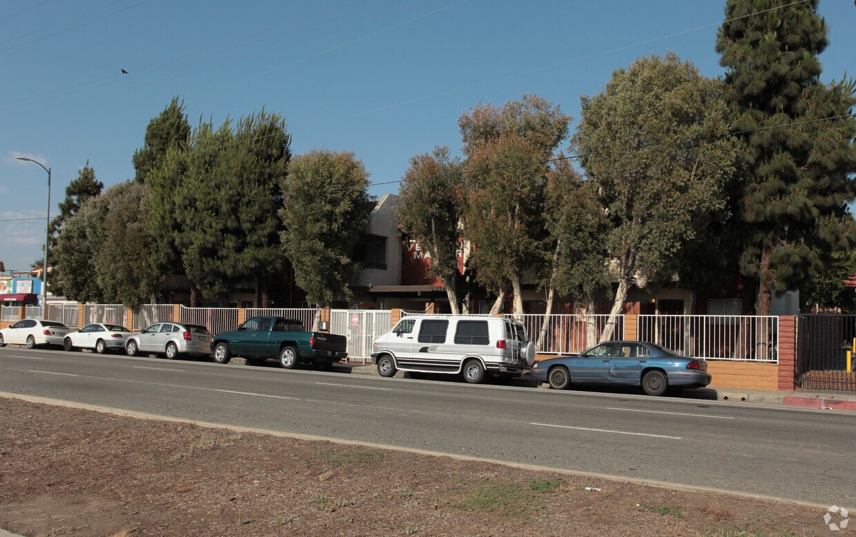 Building Photo - 14210 Vermont Manor