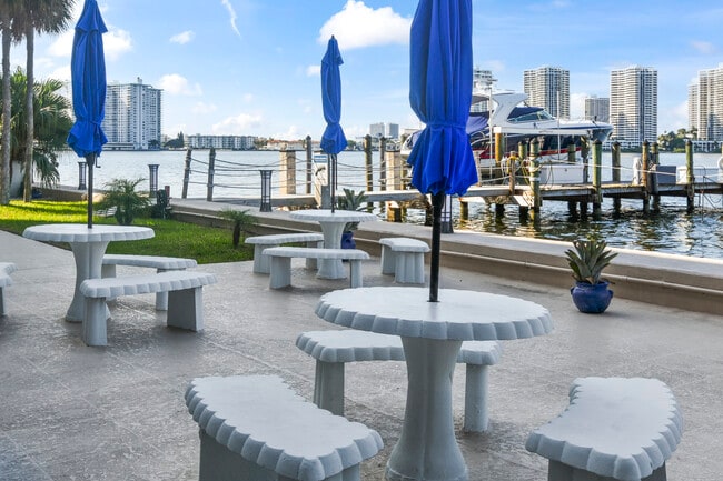 Foto del edificio - 17900 N Bay Rd