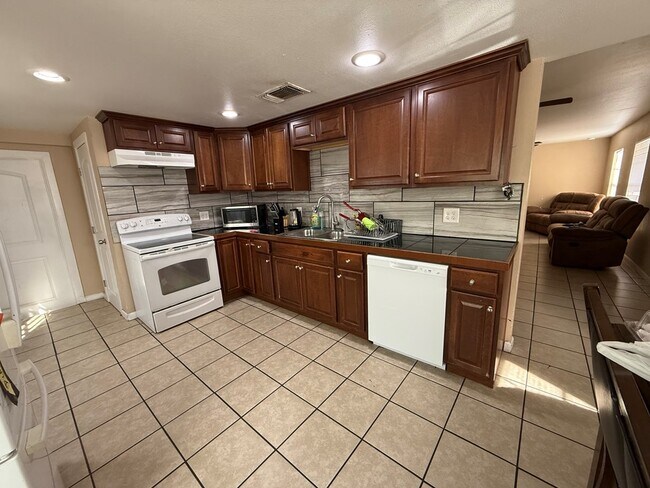 Building Photo - 401 E 43rd St