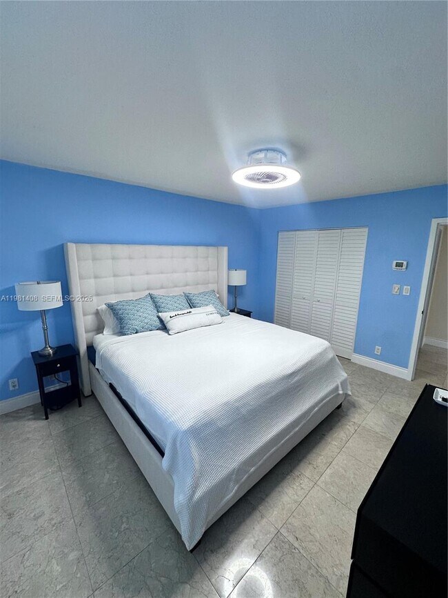 Building Photo - 3140 S Ocean Dr