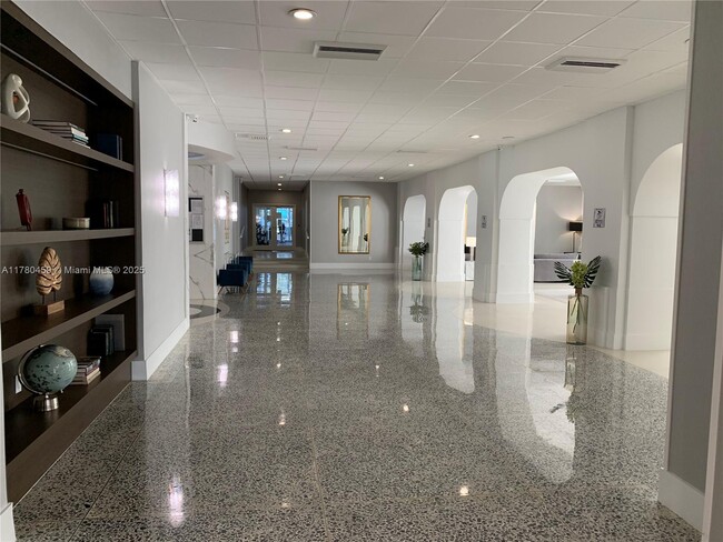 Building Photo - 3140 S Ocean Dr