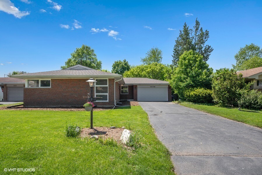 Primary Photo - 201 E Berkshire Ln