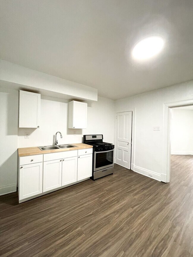 Building Photo - Available NOW - Renovated 2 Bedroom Row Ho...