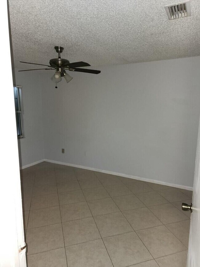 Building Photo - 176 Waterside Dr