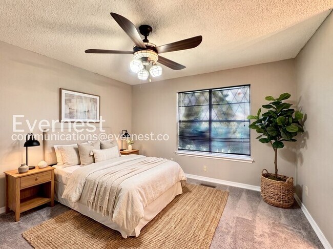 Foto del edificio - 4 Bed/2.5 Bath Home with Fenced Yard & Garage / Available Now!
