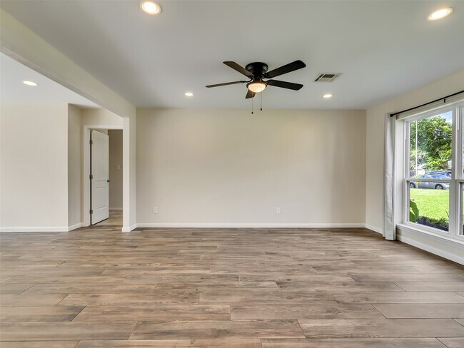 Building Photo - 2103 Longhorn Dr