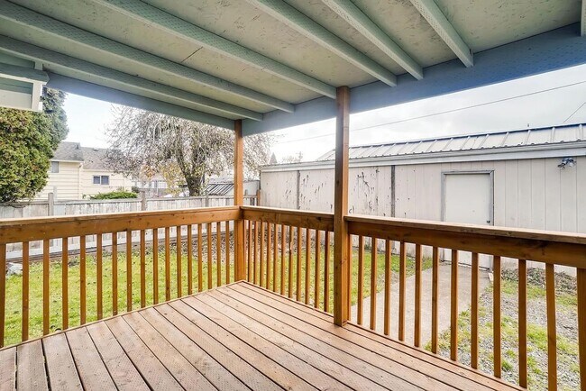 Foto del edificio - Updated 2BR Home in Marysville – Spacious Garage, Decks & RV Parking