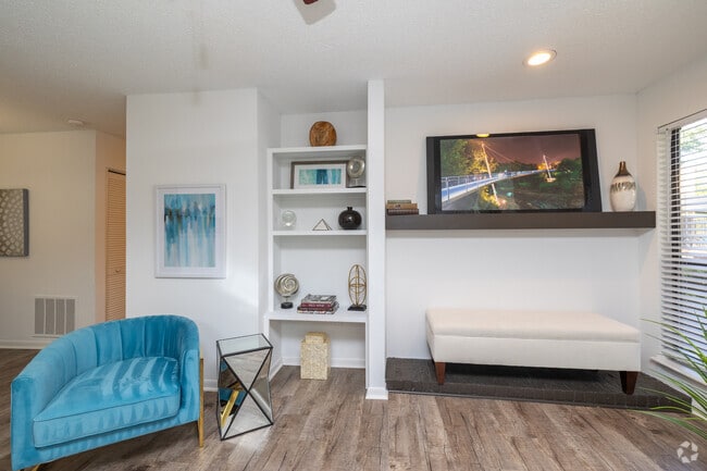 2 habitaciones, 2 baños - 940 pies cuadrados - Sala de estar - Haywood Pointe Apartments