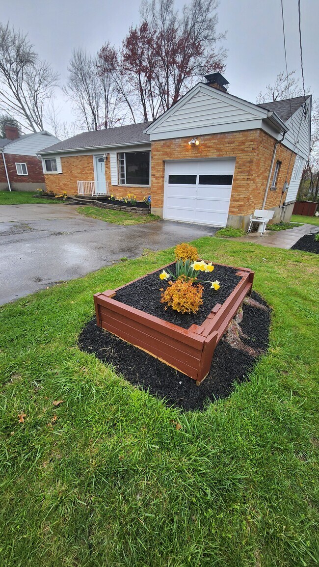 Front gardens - 8446 Clough Pike