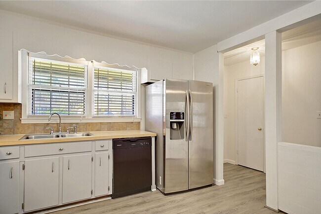 Building Photo - Single story ranch style home in quiet cul...