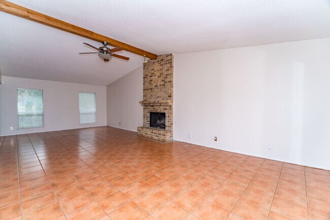 Foto del edificio - 3-BEDROOM IN CASTLE HILLS FOREST, NORTH EA...
