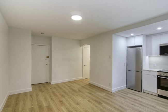 Building Photo - 3250 Av. Van Horne