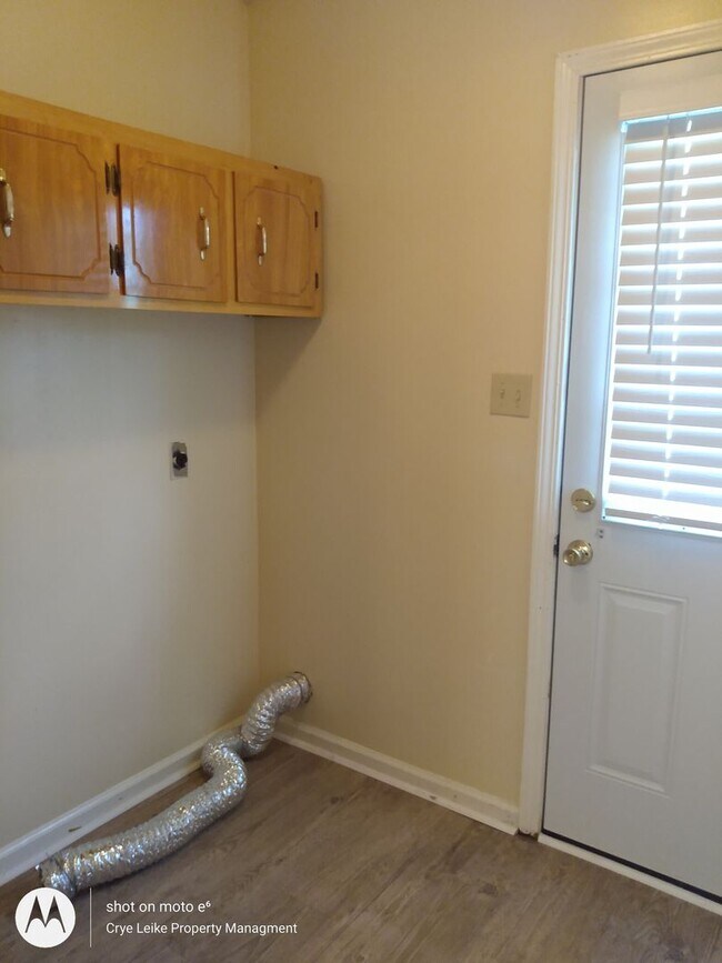 Building Photo - Cute 3 bedroom home with great location cl...