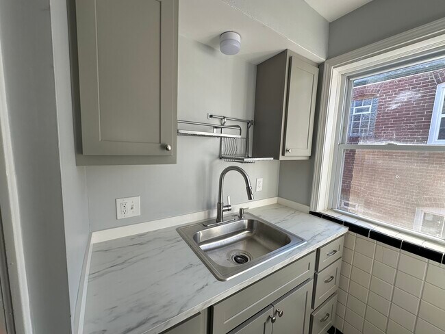 Foto del edificio - 4946 Kemper Ave