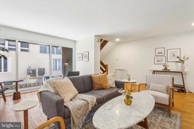 Building Photo - 1124 1/2 Lombard Street Unit