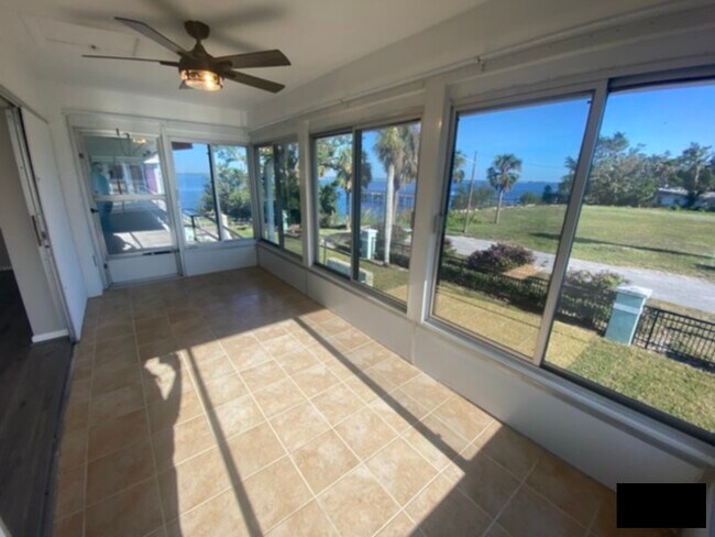 Foto del edificio - Annual Lease, River front location, great ...