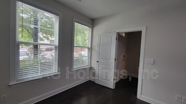 Building Photo - 3132 Rushworth Dr