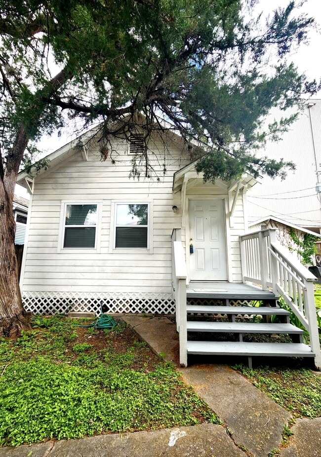 Building Photo - 725 E 10 1/2 St
