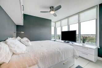 Building Photo - 801 E Beach Dr