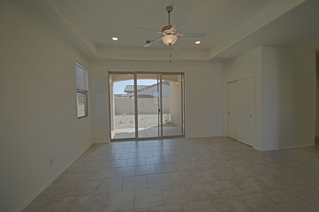 Foto del edificio - Three Car Garage!