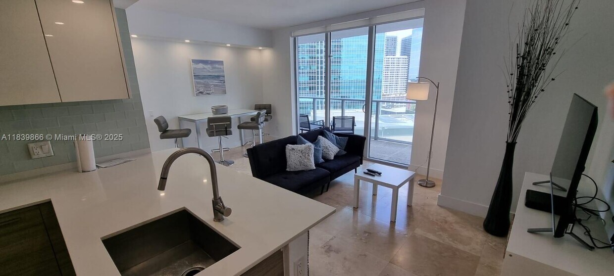 Primary Photo - 1300 Brickell Bay Dr