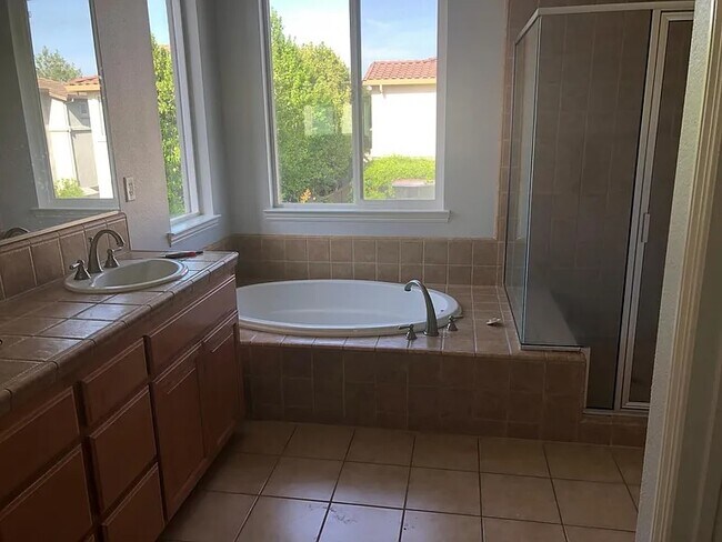 Foto del edificio - 4154 Golden Pond Way