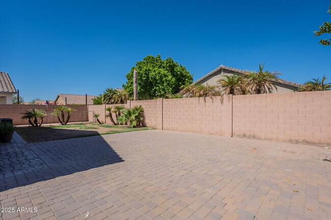 Foto del edificio - 11820 W Cambridge Ave