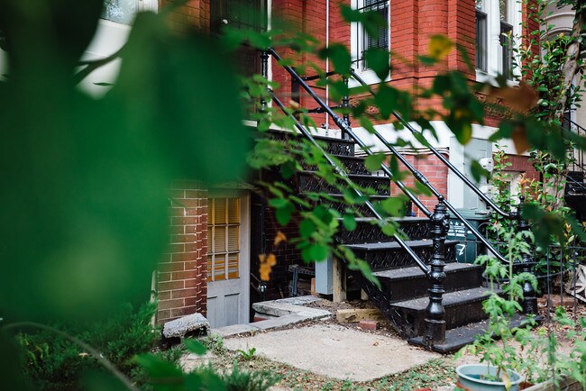 Foto del edificio - 619 Q St NW