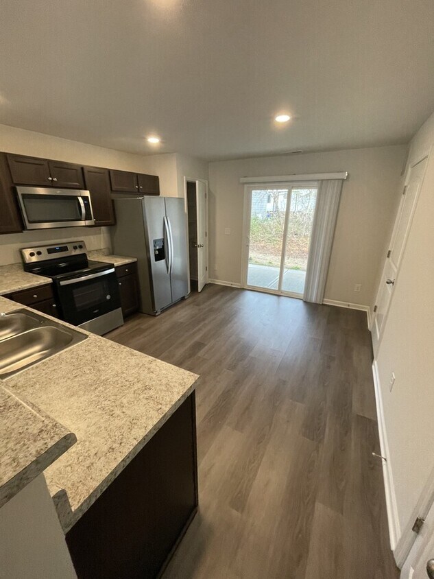 Building Photo - 2 bd 2.5 ba town house