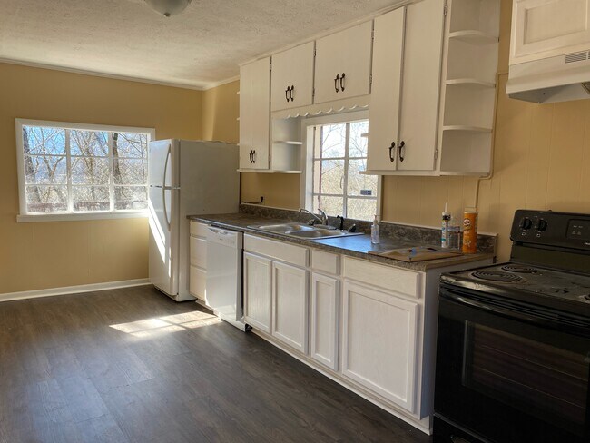 Kitchen - 2335 Rivermont Dr
