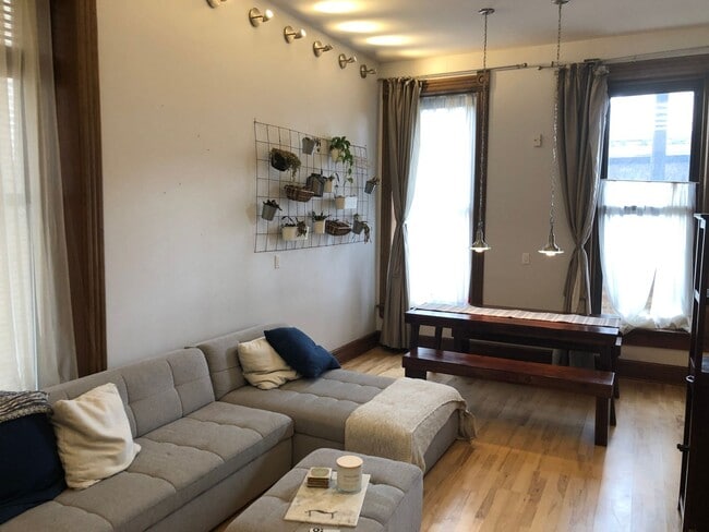 Building Photo - Large Lincoln Park 2 Bed, 2 Bath Duplex