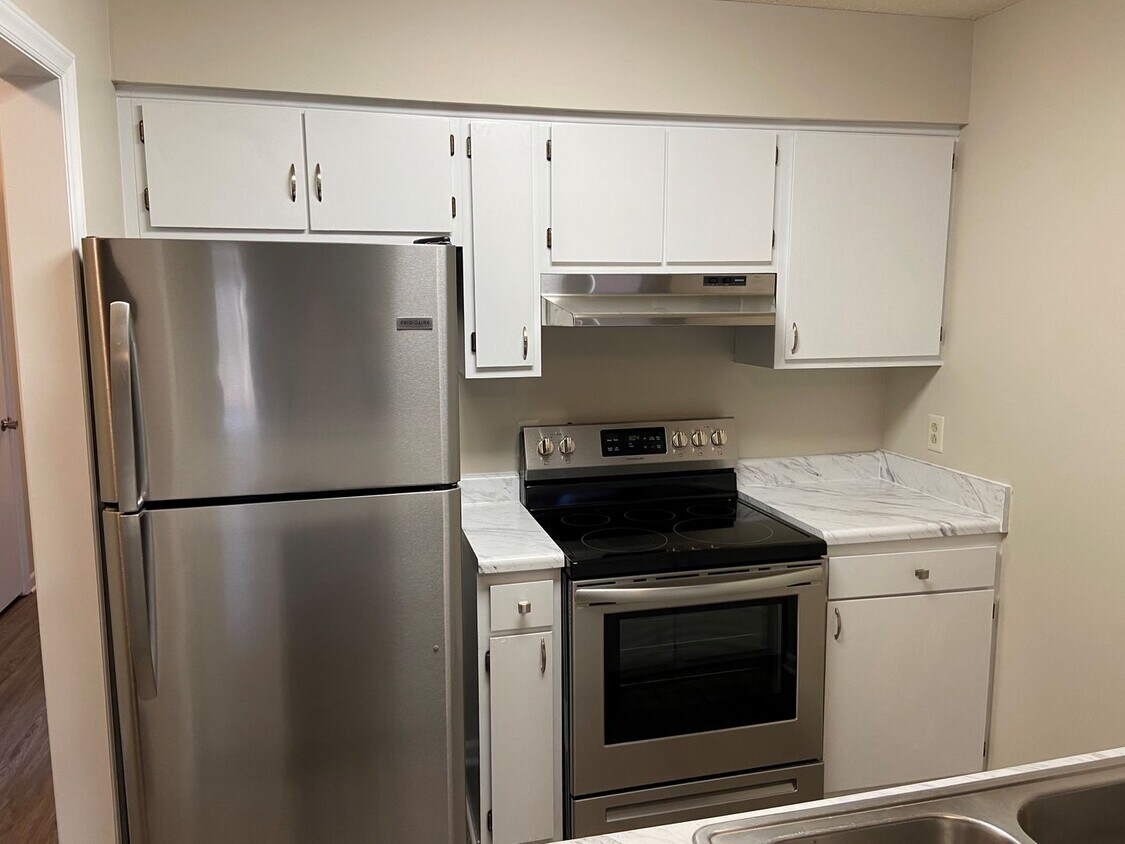 Foto principal - 720-C Powell Drive ~ 3 bedroom townhome just a short distance from the NC State Fairgrounds