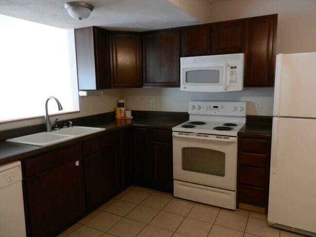 Kitchen - 707 Savannah Ave